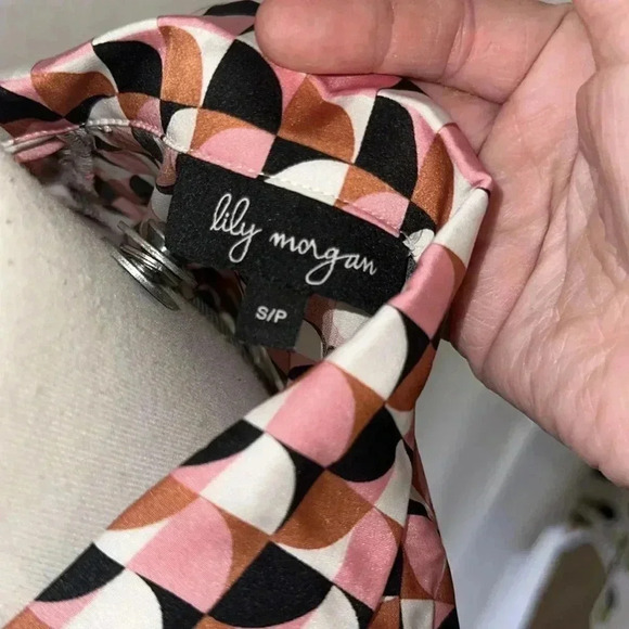 Woman’s blouse shirt top button up pattern tie detail abstract pattern - Picture 5 of 6